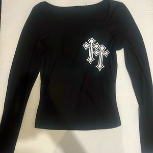 I’m selling this black long sleeve, brand is shein and it’s in good condition.